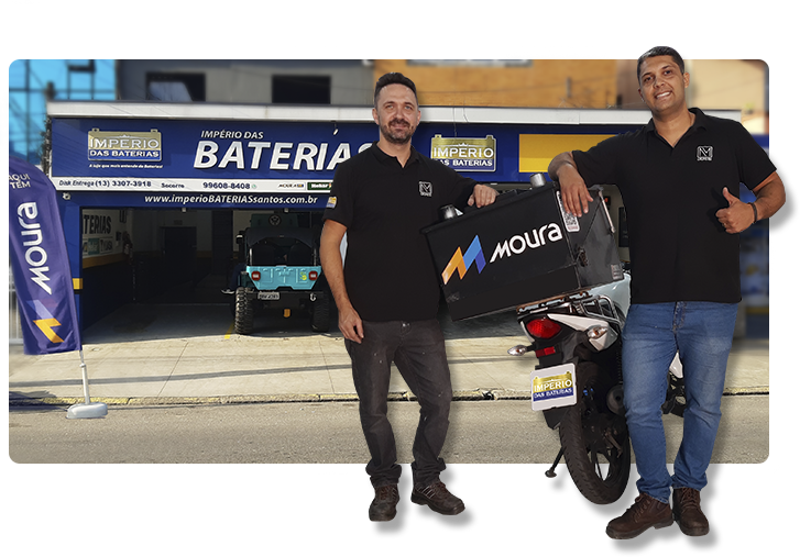 Equipe do Império das Baterias com moto de entrega rápida
